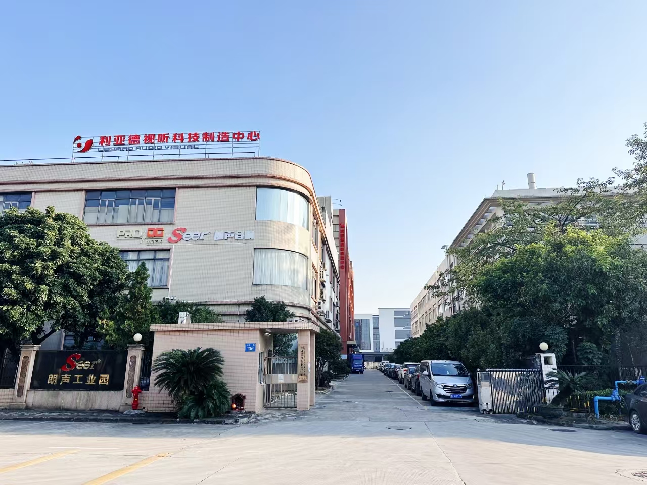 公司大门.jpg